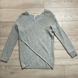 Francesca's Collections Gray V-Neck Sweater